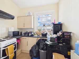 Flat 4- click for photo gallery